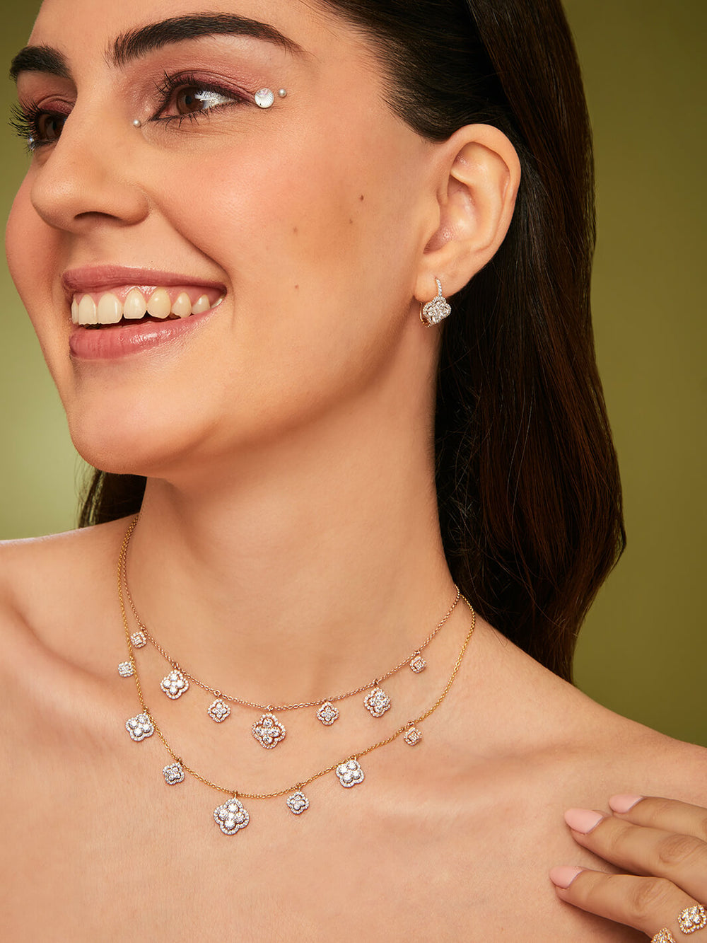 Clover Vital necklace with a modern clover design, perfect for women’s fashion and everyday wear