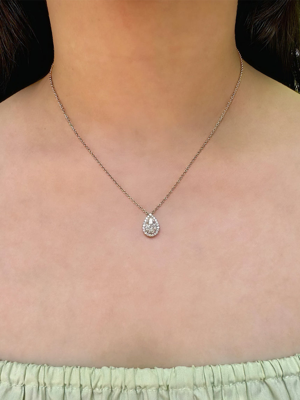 stylish drop necklace with a minimalist design, perfect for women’s everyday wear and formal outfits