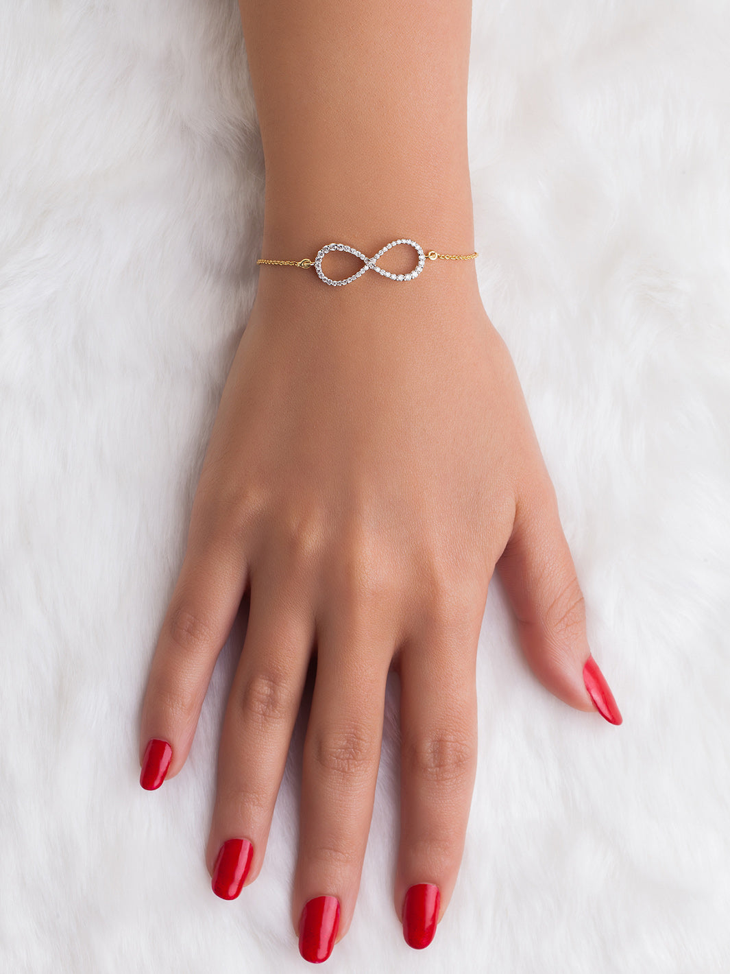 Diamond infinity bracelet with a sleek design, ideal for women’s everyday wear and special occasions